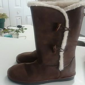 Super comfy brown boots with faux fur inside